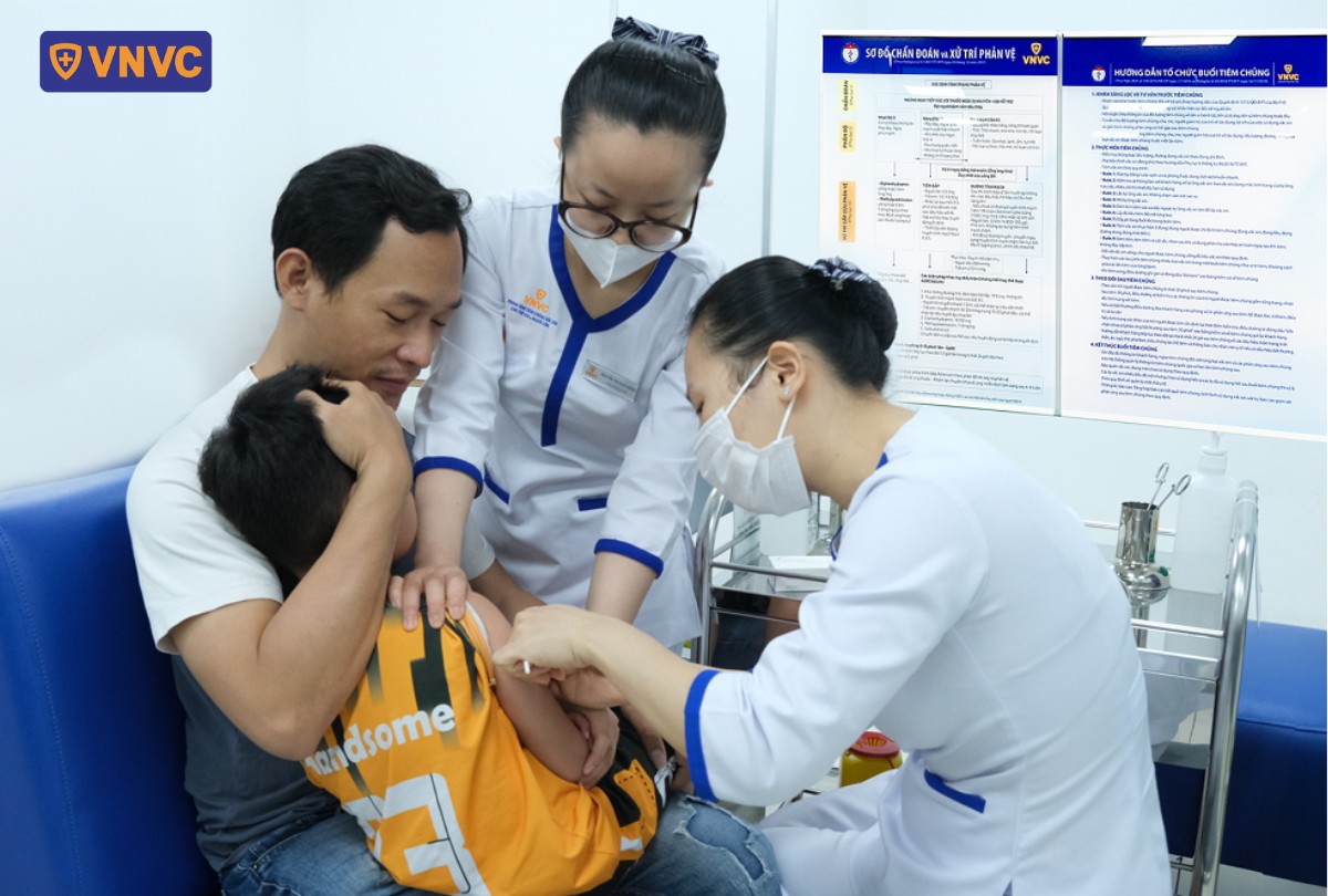 bác sĩ tiêm bù cho trẻ