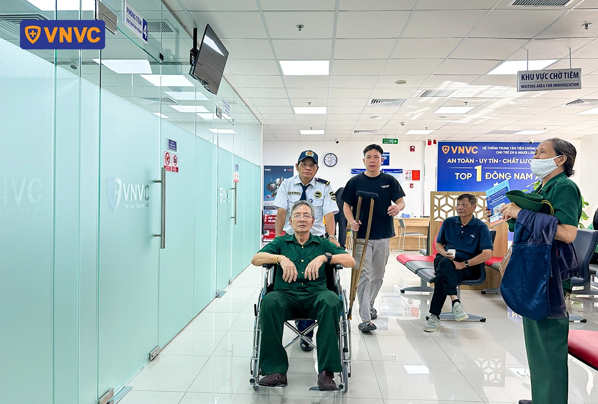 bảo vệ đẩy cựu chiến binh đi tiêm