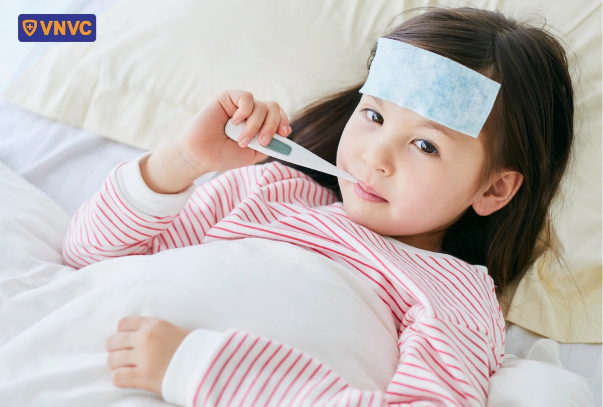 bé gái đang bị sốt