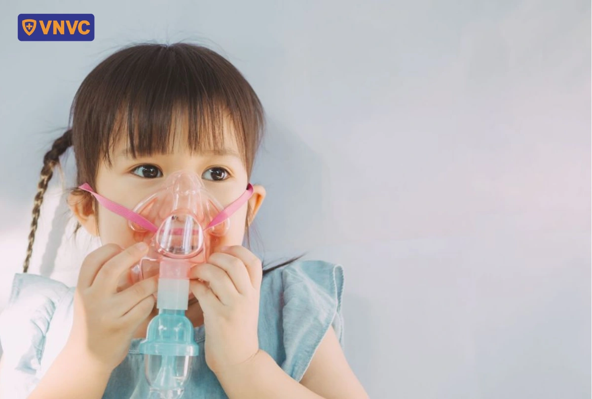 bé gái mang mặt nạ thở