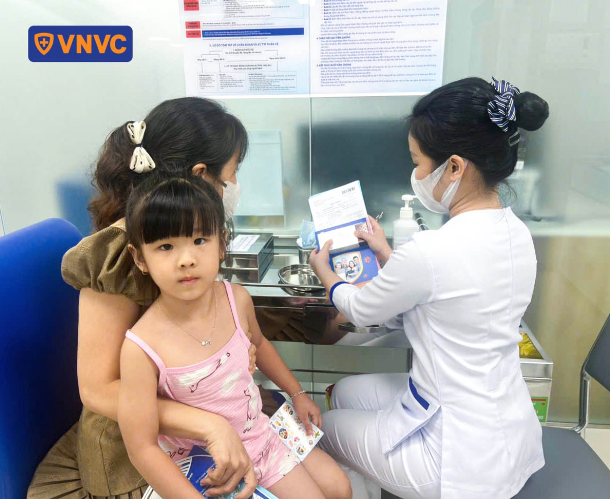 bé gái tiêm tại vnvc đức tài