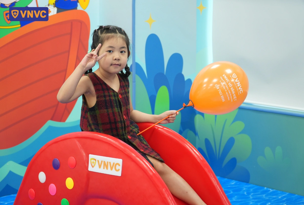 bé ở khu vui chơi vnvc