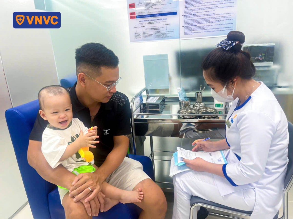 bé tiêm tại vnvc đức tài