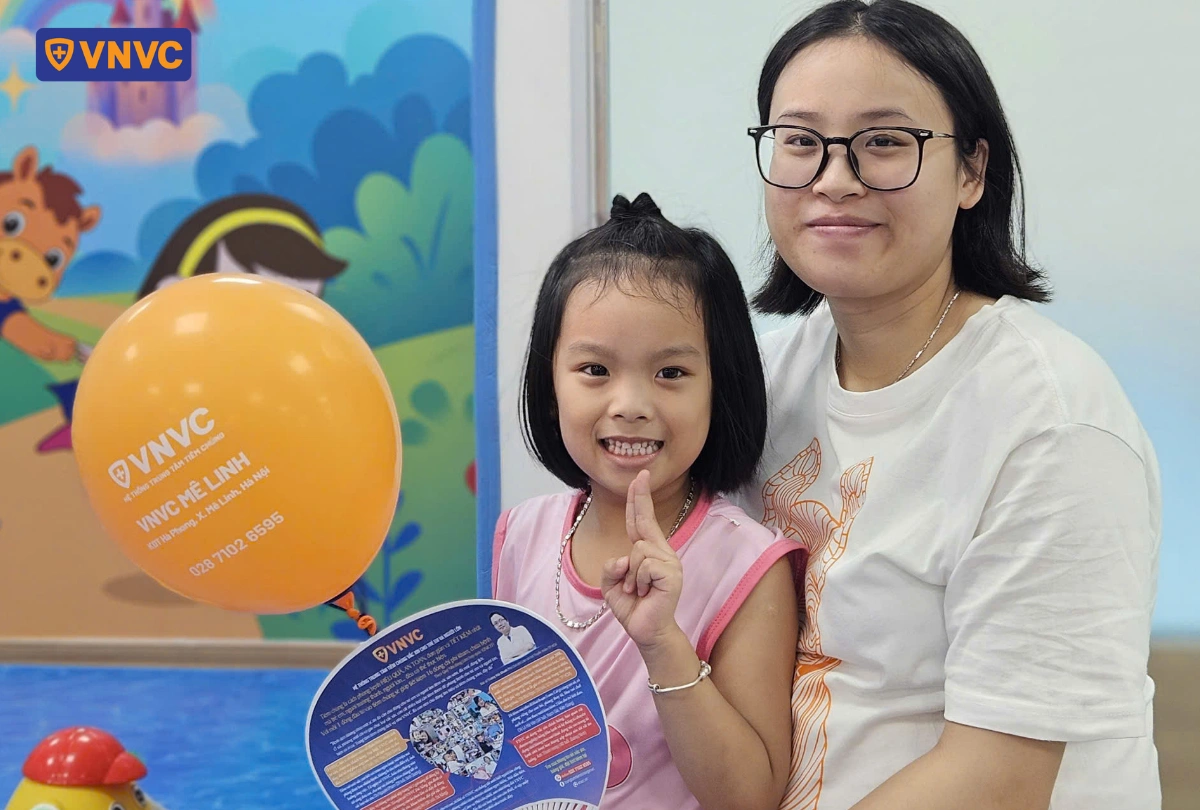 bé và mẹ chụp hình