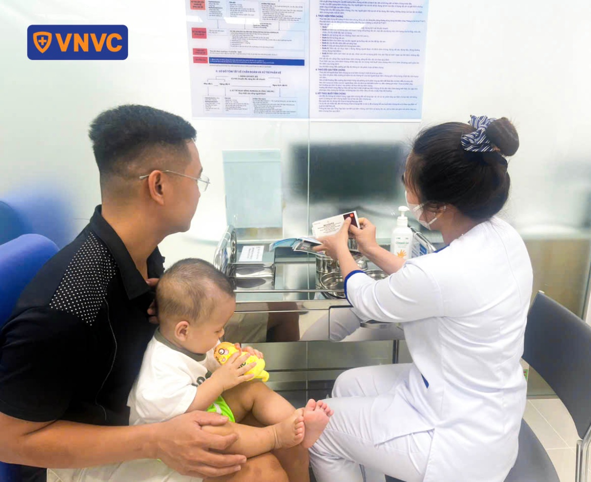bố và trẻ tiêm tại vnvc đức tài