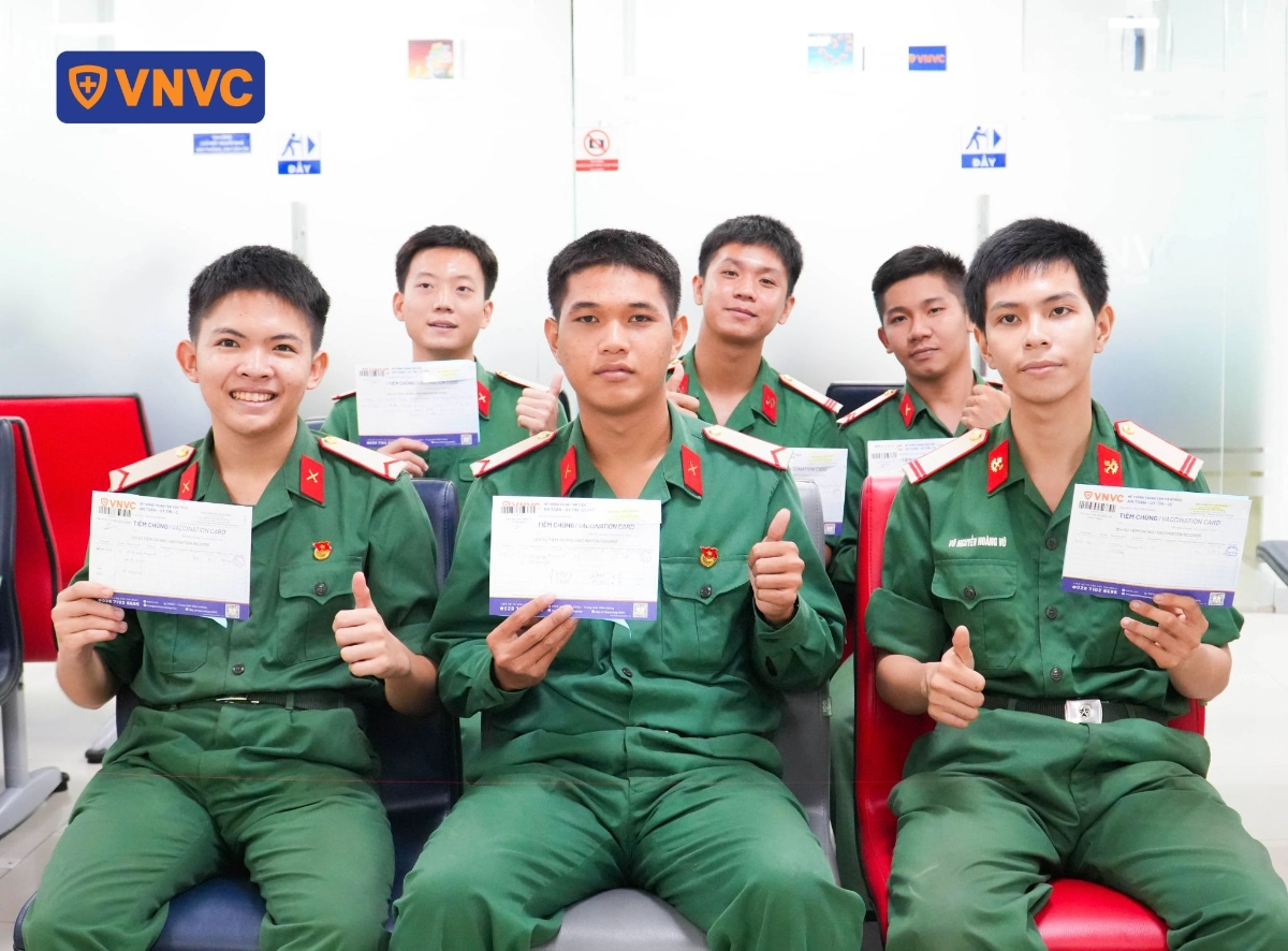 các chiến sĩ đi tiêm chủng