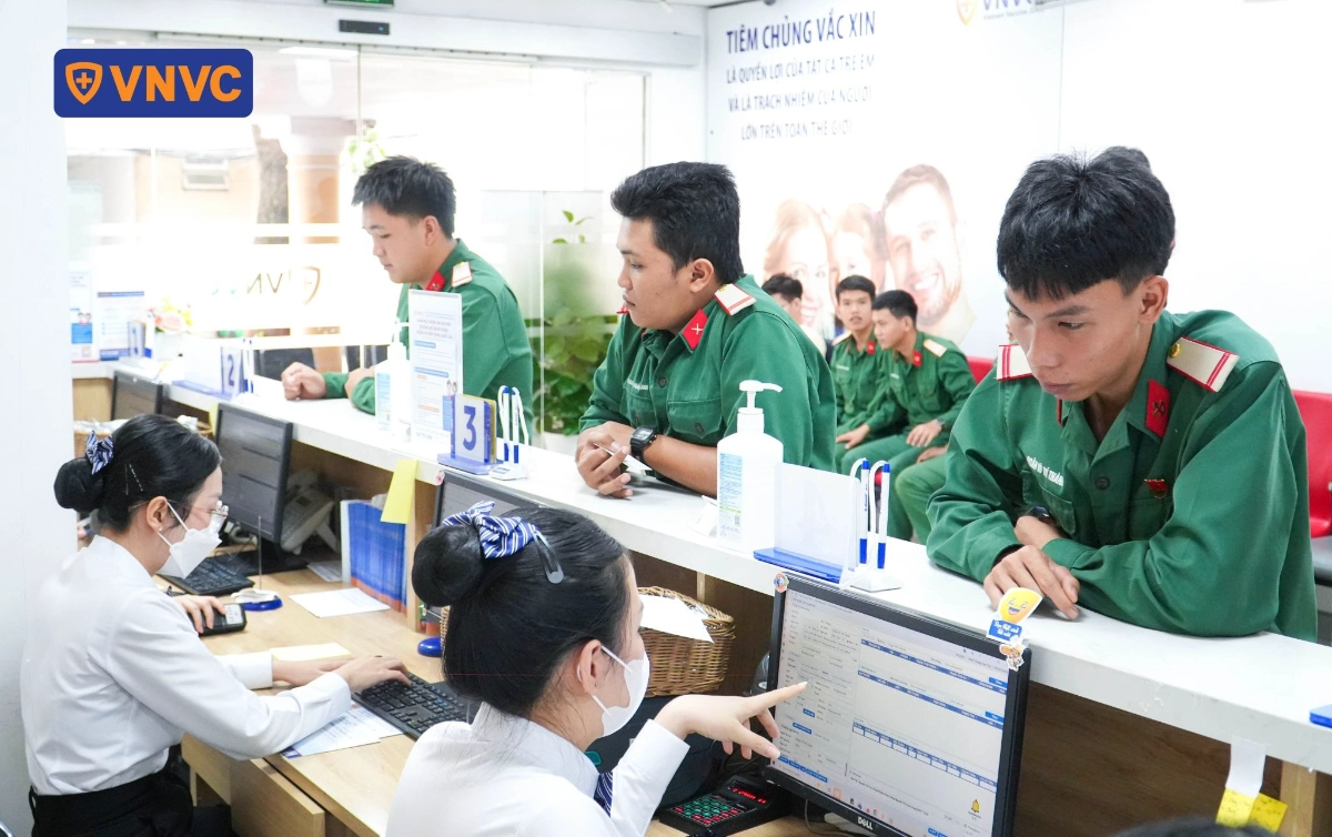 các chiến sĩ được tư vấn tiêm chủng