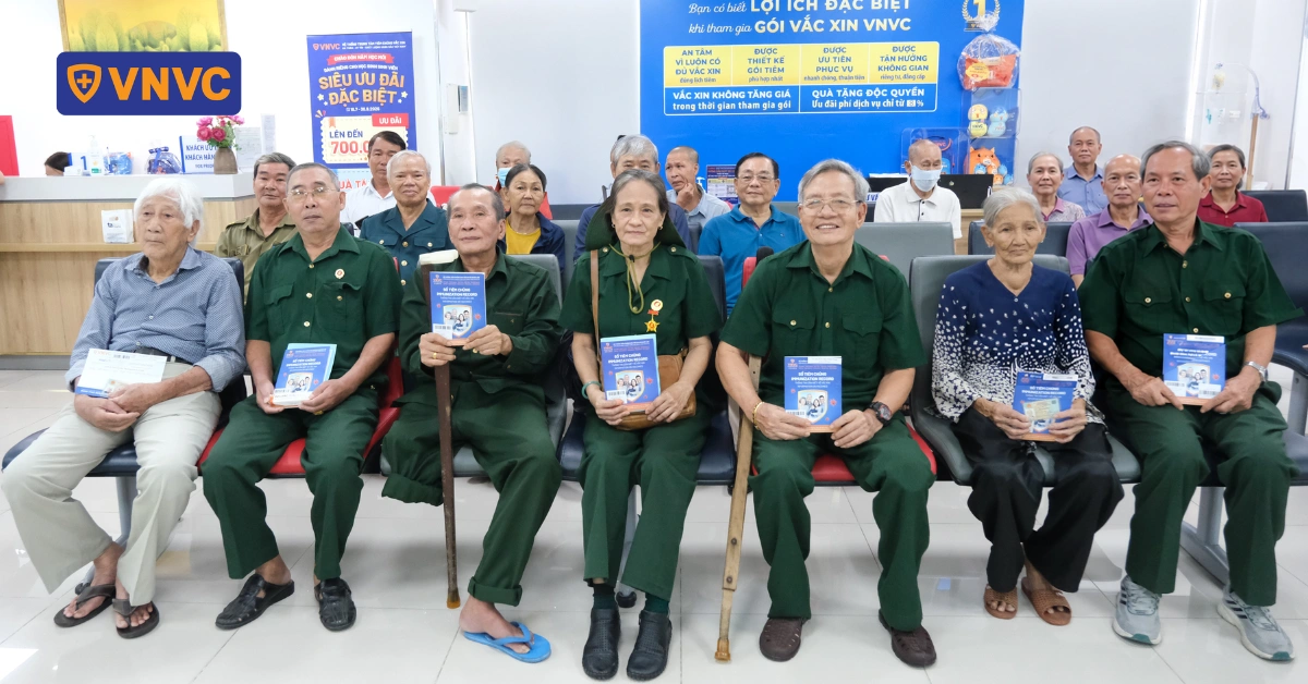 các cựu binh đến tiêm ở vnvc