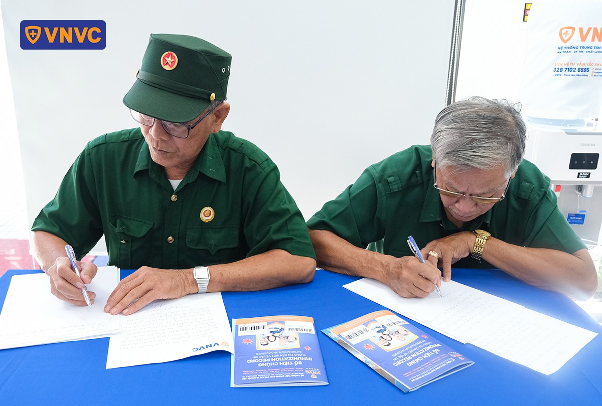 các cựu chiến binh đang đăng ký tiêm cúm miễn phí