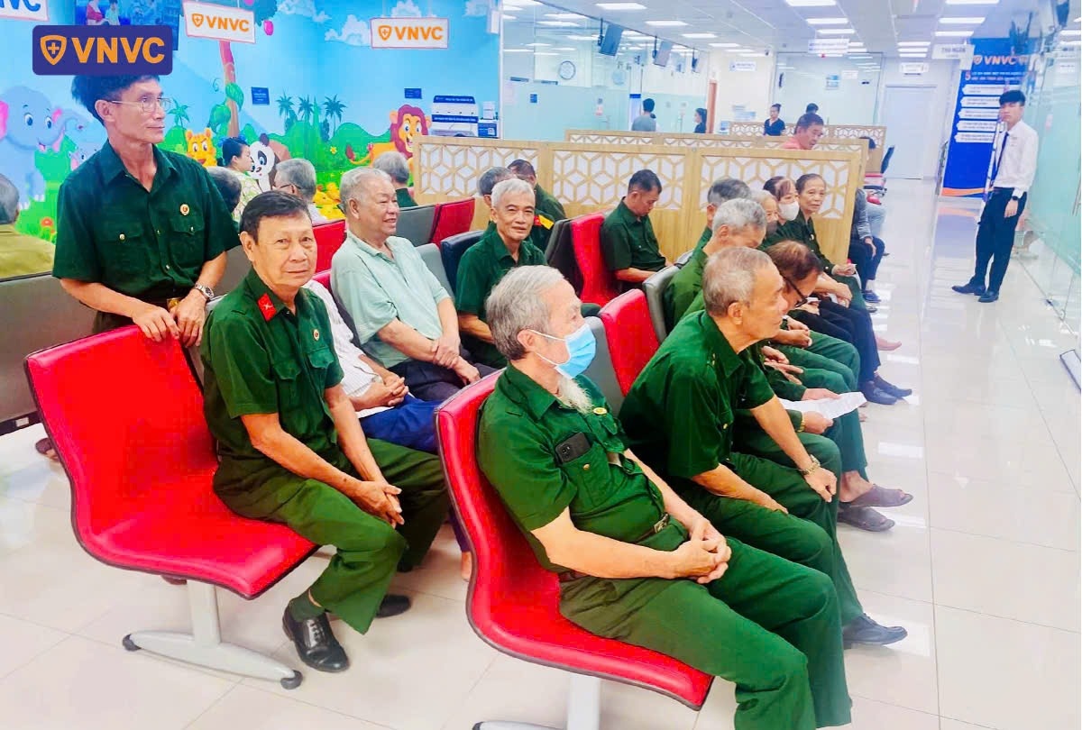 các cựu chiến binh ngồi chờ tiêm cúm