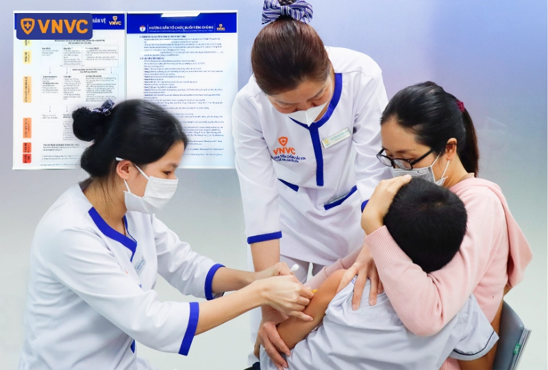 các điều dưỡng tiêm vắc xin cho bé nhỏ