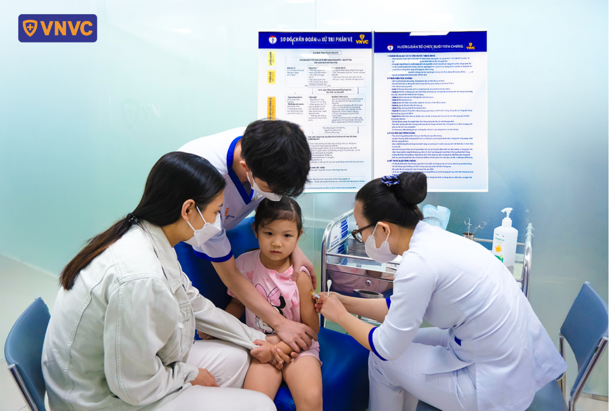 các điều dưỡng tiêm vắc xin cho trẻ