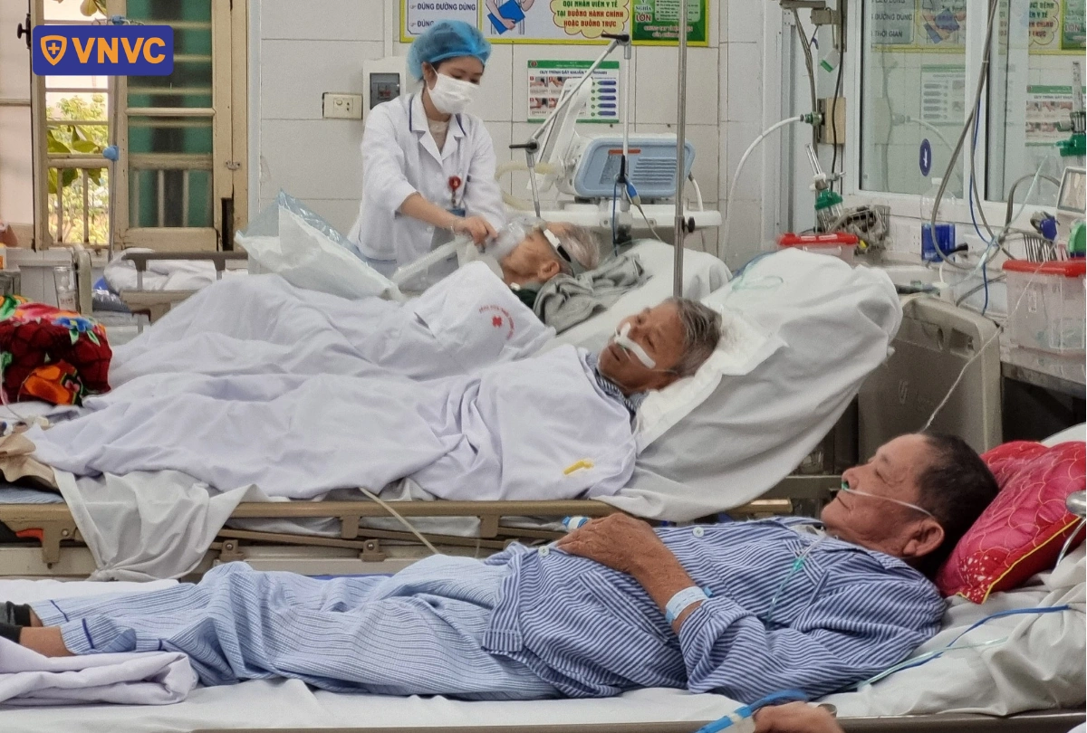 các ông lão nằm trên giường bệnh