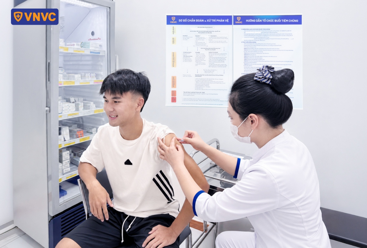 cầu thủ đi tiêm phòng