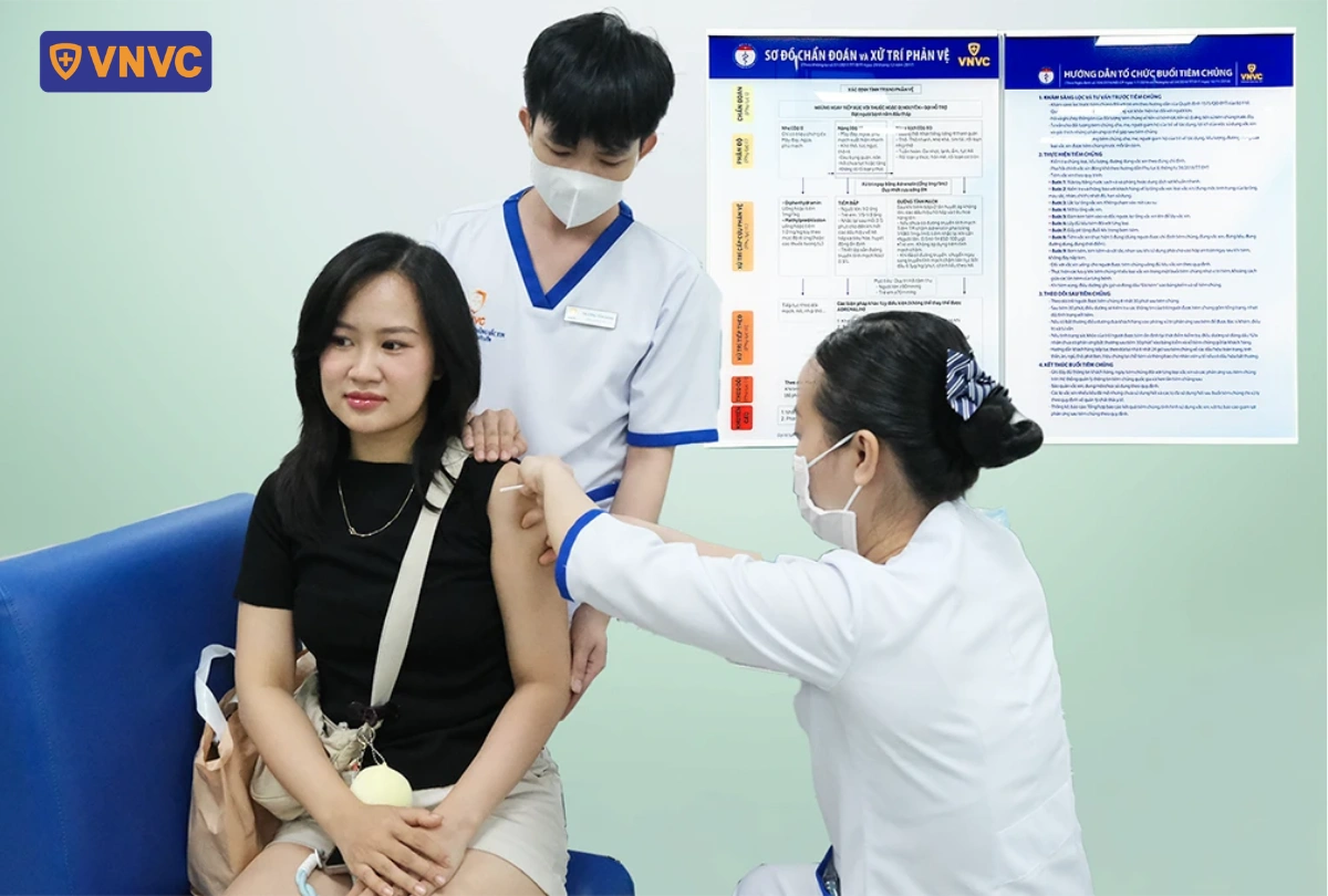 chích ngừa cho người phụ nữ