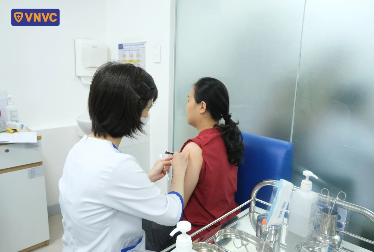chích vắc xin cho người phụ nữ