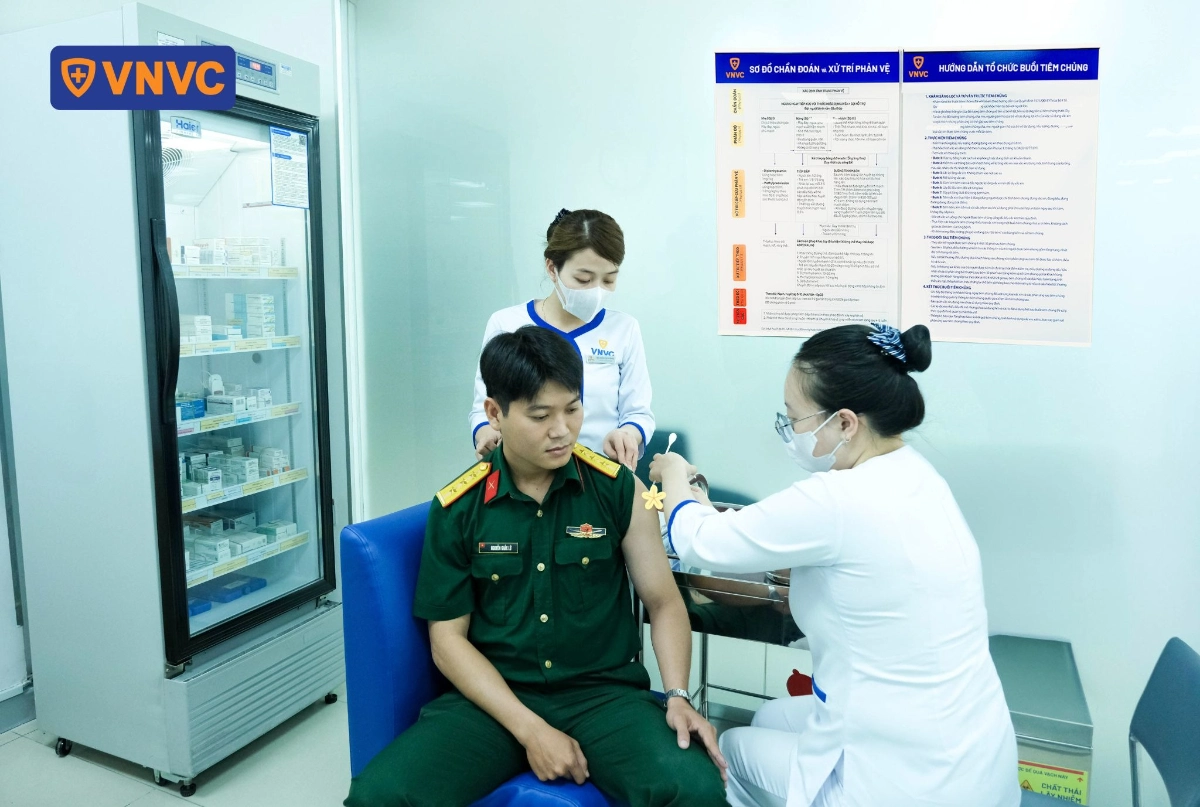 chiến sĩ được tiêm vắc xin