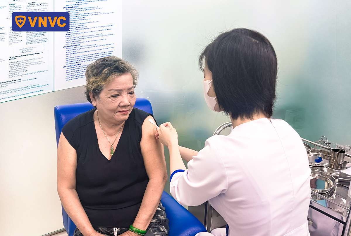 cô hòa đi tiêm vắc xin
