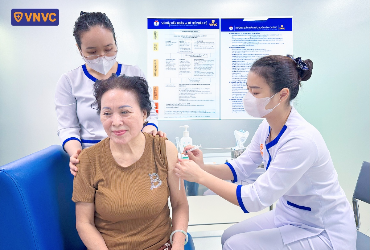cô kim anh đi tiêm ngừa