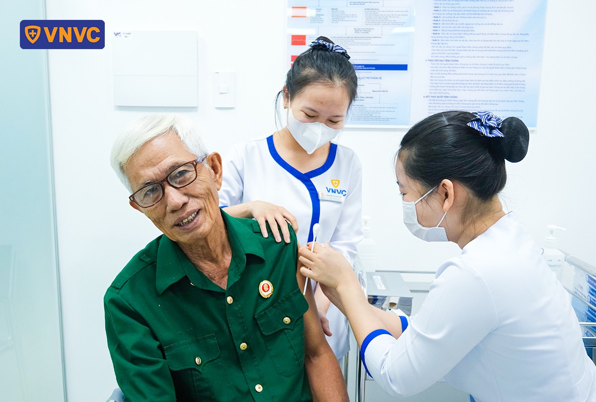 cụ ông thương binh tiêm cúm tại vnvc