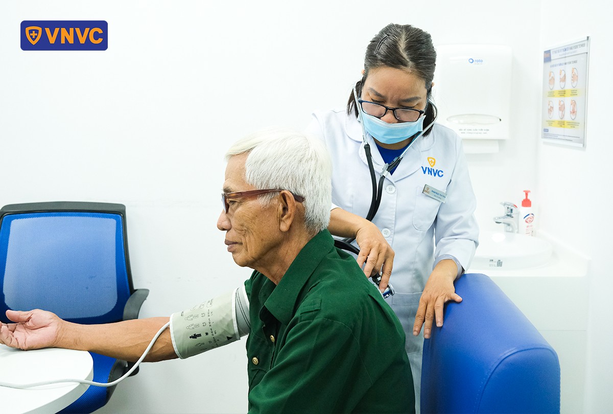 cựu chiến binh tiêm cúm tại vnvc