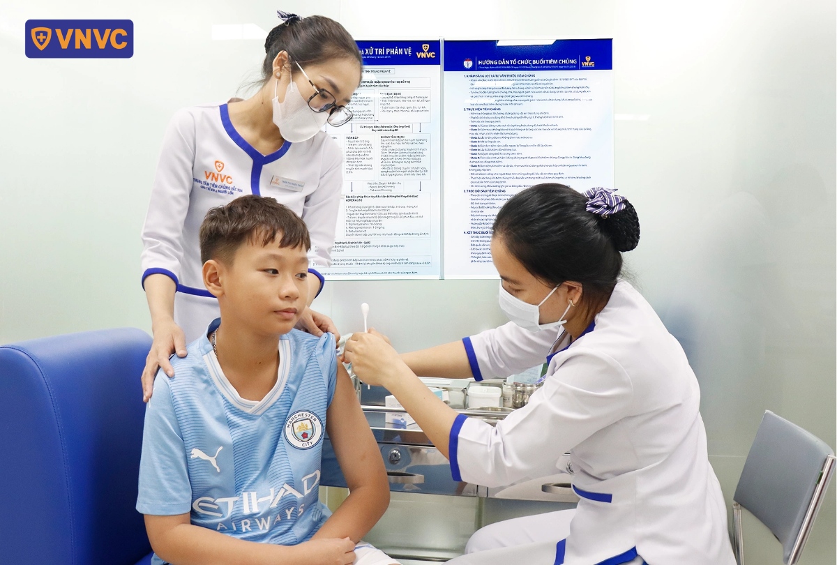 điều dưỡng tiêm vắc xin cho bé trai