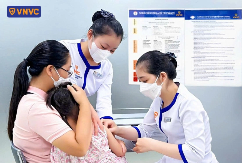 điều dưỡng tiêm vắc xin phòng bệnh cho bé