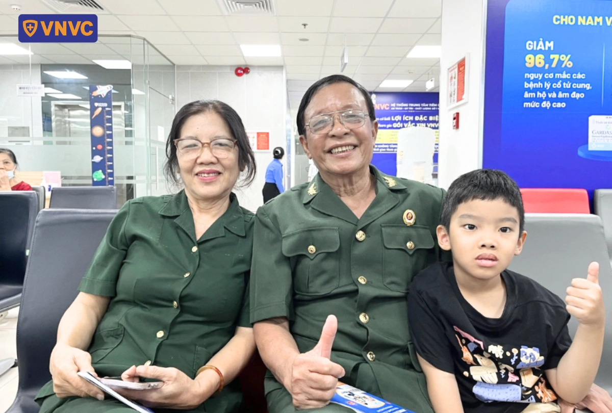 gia đình quân binh đi tiêm vắc xin