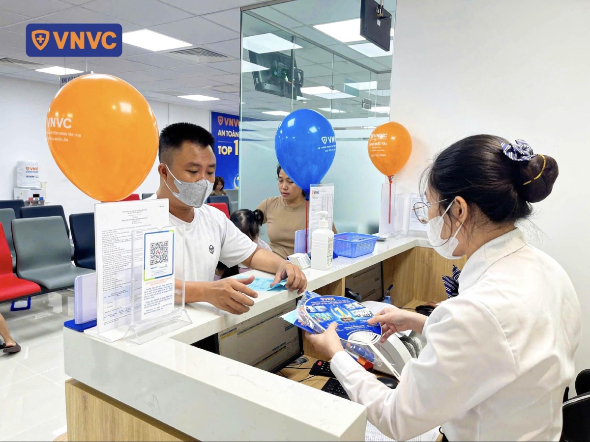 khách nam đăng ký tiêm tại vnvc đức tài