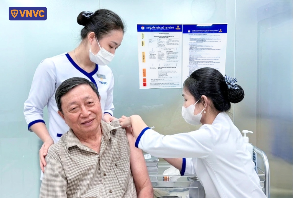 người cao tuổi có bệnh nền tiêm cúm
