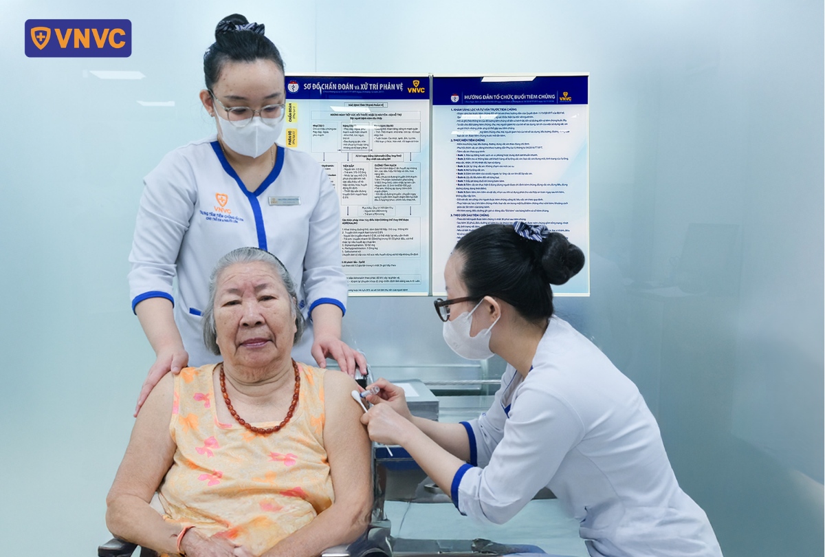 người lớn tuổi tiêm vắc xin