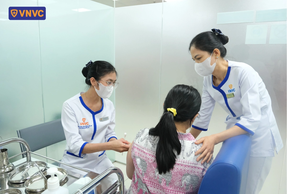 người nữ đi tiêm tại vnvc