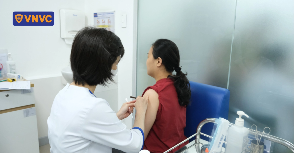 Đưa con đi tiêm trước năm học mới, mẹ cũng tranh thủ phòng HPV