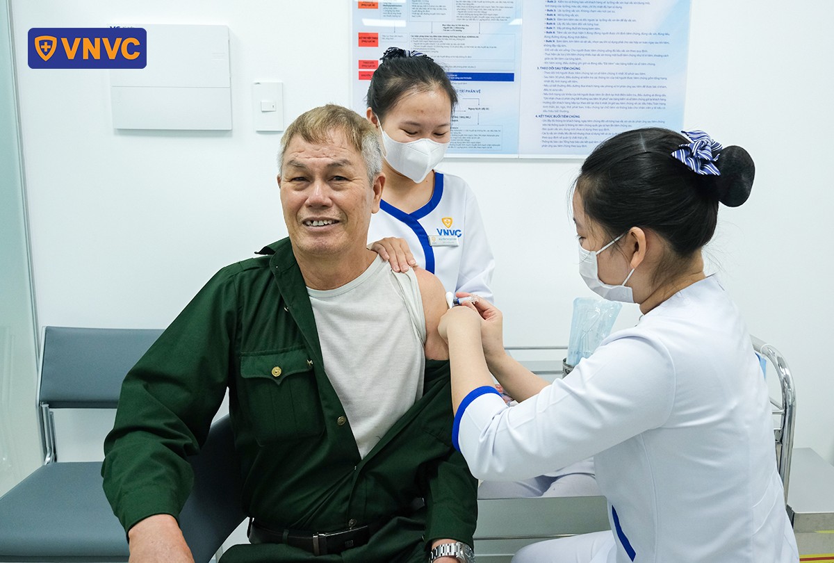 nhân viên đang tiêm cúm miễn phí cho cựu chiến binh
