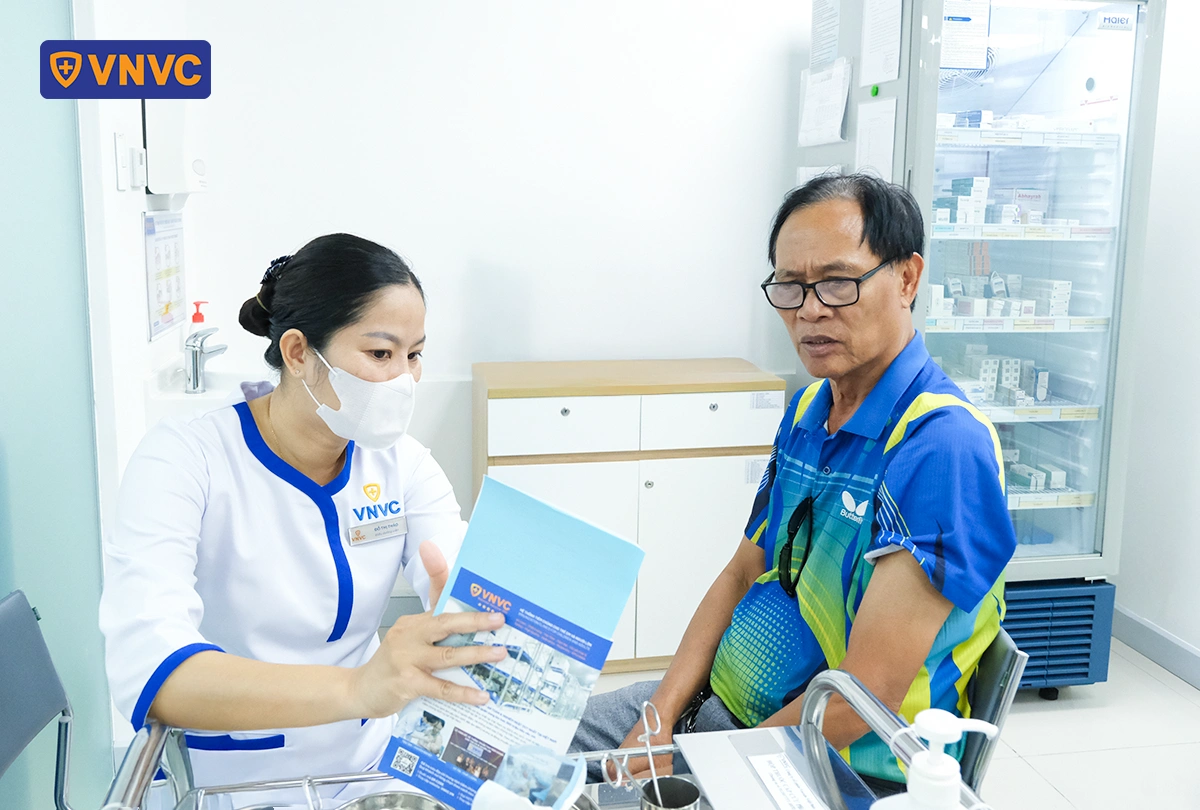 nhân viên hướng dẫn cho người đàn ông