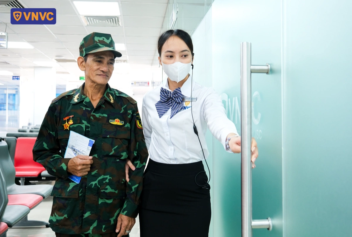 nhân viên hướng dẫn cựu chiến binh đi tiêm