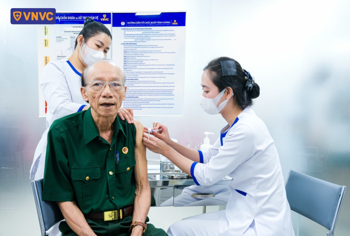 nhân viên tiêm ngừa cho cựu quân binh