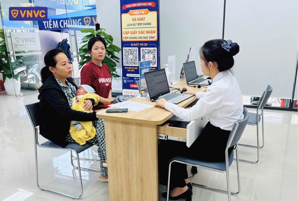 nhân viên tư vấn khách hàng