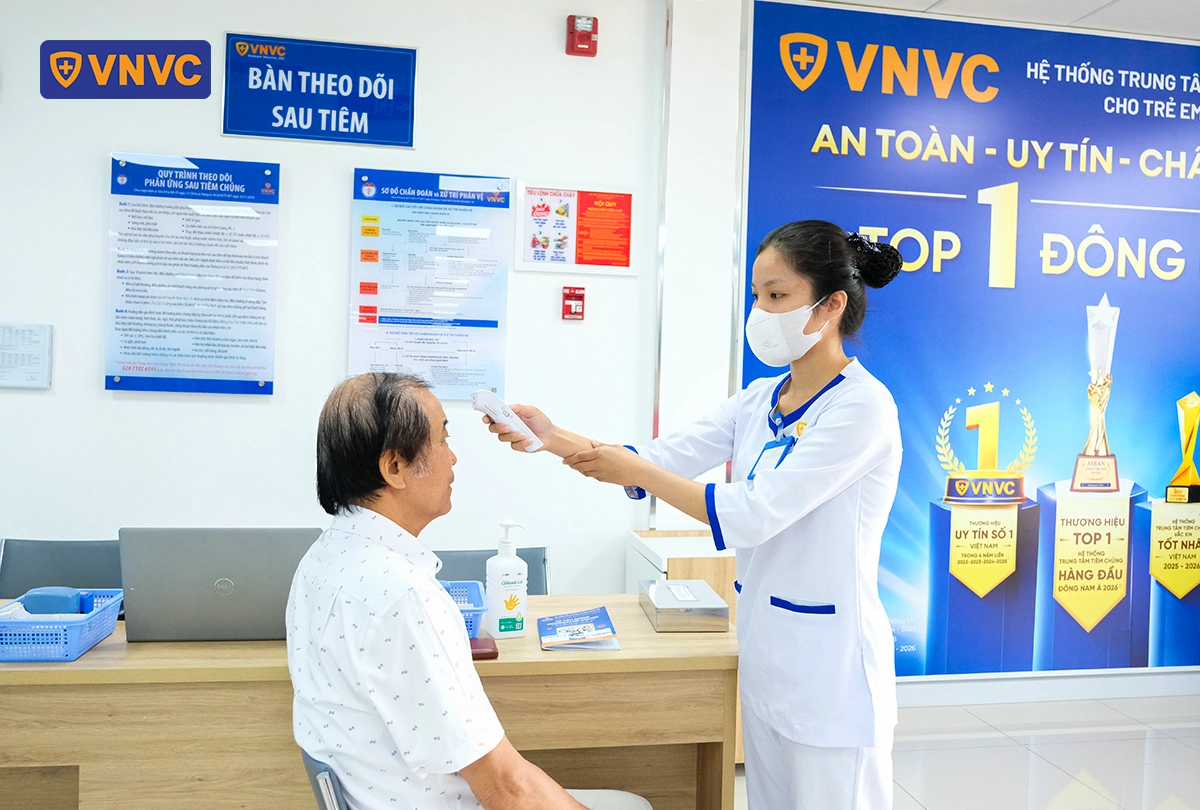 nhân viên y tế đo nhiệt độ cho cựu chiến binh