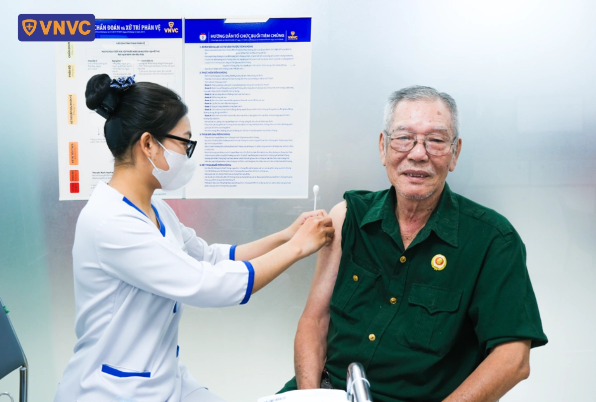 nhân viên y tế tiêm cho cựu quân binh