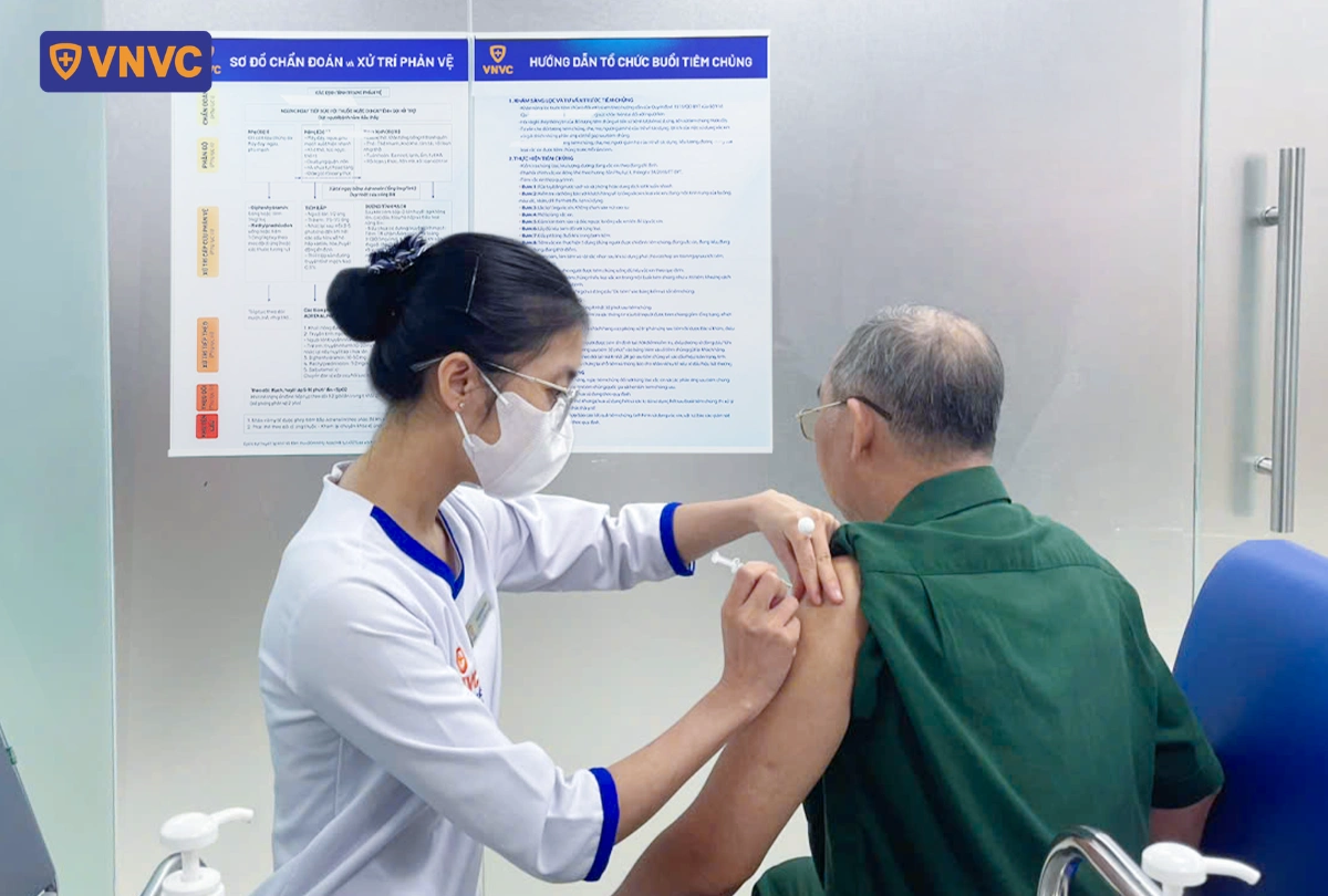 nhân viên y tế tiêm ngừa cho cựu binh