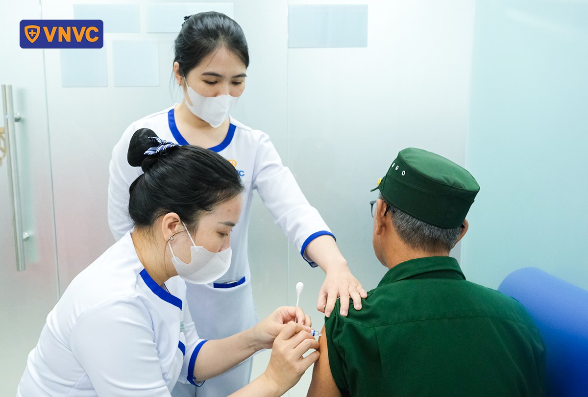 nhân viên y tế vnvc tiêm cho cựu chiến binh