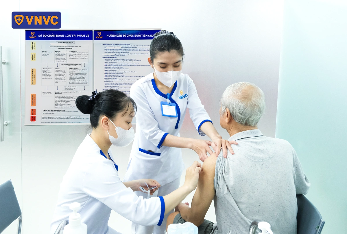ông cụ đi tiêm vắc xin