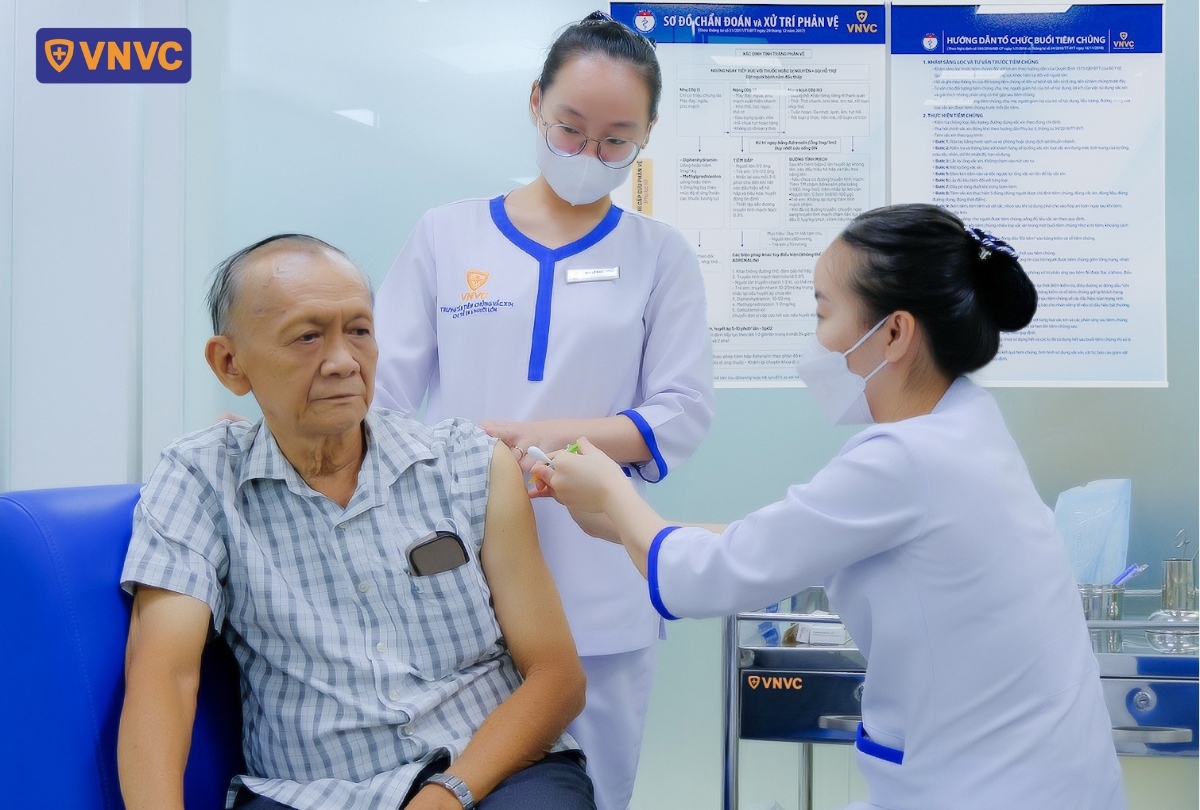 ông lớn tuổi đi tiêm vắc xin