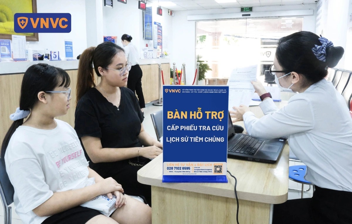 phụ huynh đưa trẻ đến tiêm bù