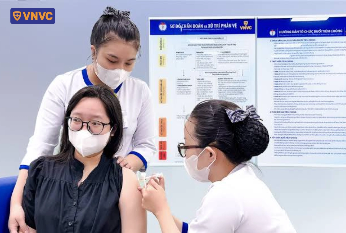 tiêm ngừa cho bạn nữ