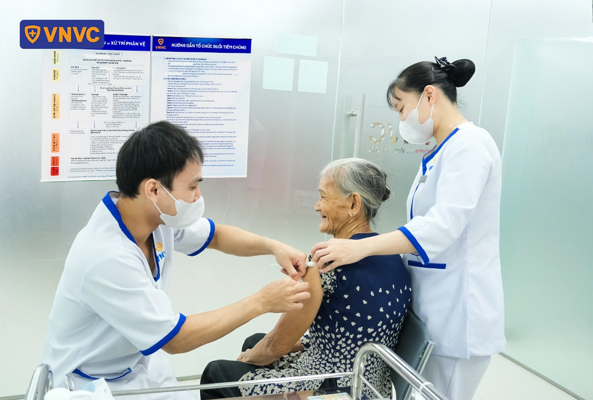 tiêm vắc xin cho bà cụ