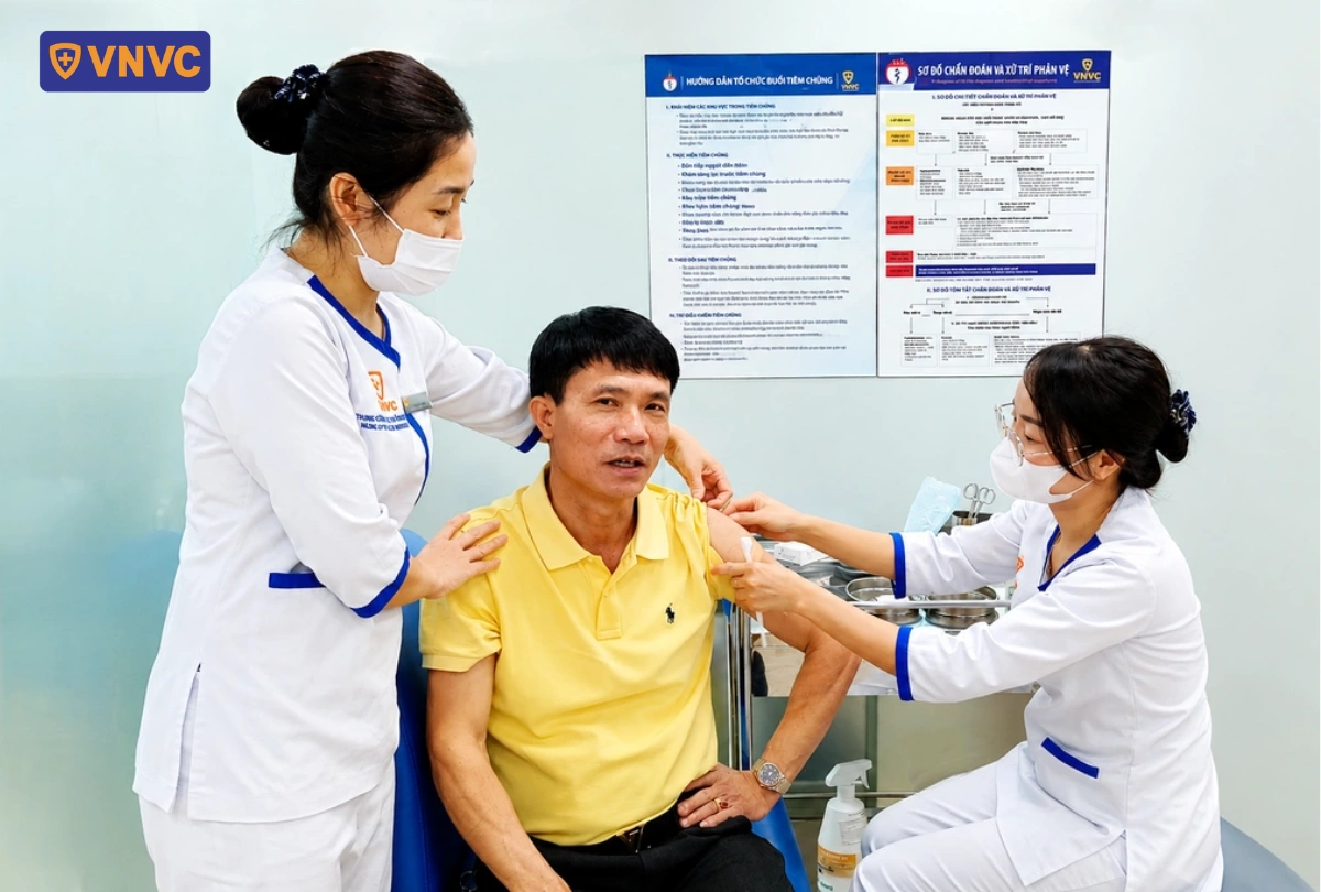 tiêm vắc xin cho người nam giới