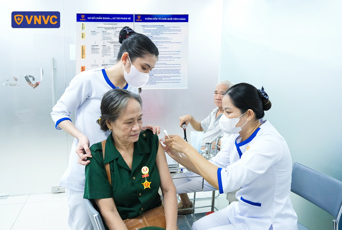 tiêm vắc xin cho nữ cựu binh
