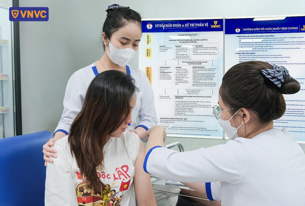 tiêm vắc xin phòng bệnh cho phụ nữ